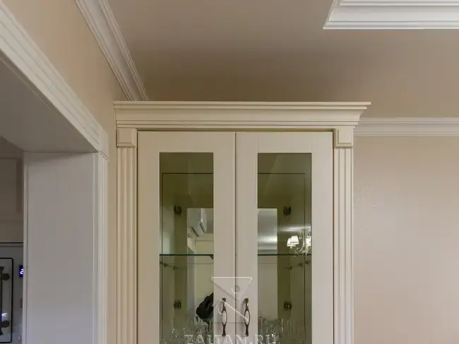 Шкаф-сервант в классическом стиле