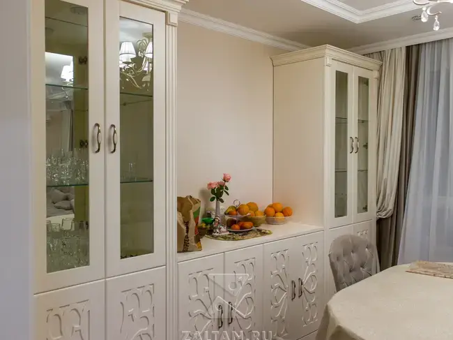 Шкафы витрины в столовой