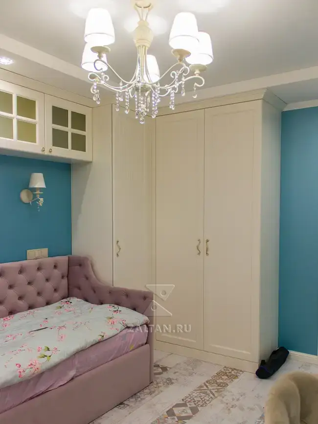 Шкаф в детскую над кроватью