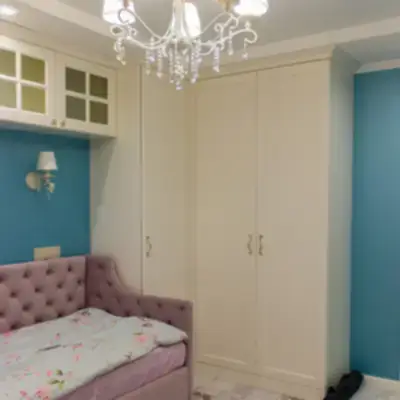Угловой шкаф в детскую над кроватью