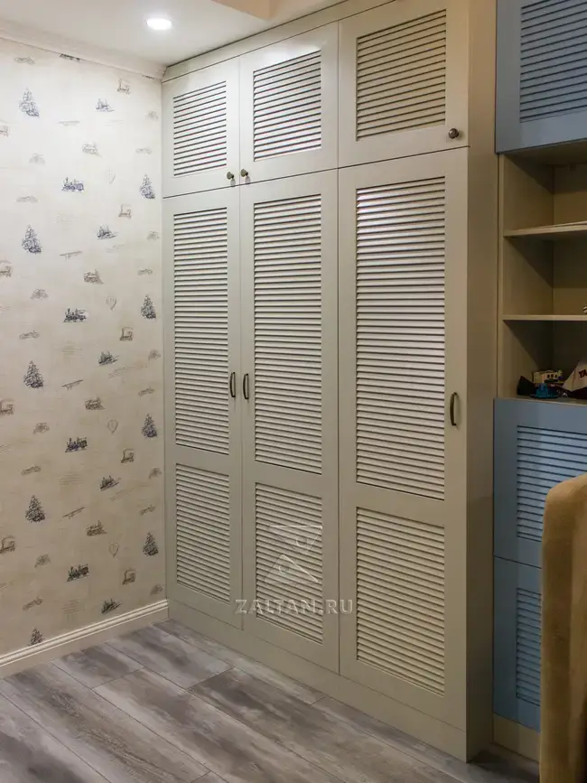 Корпусный шкаф в детскую с жалюзи