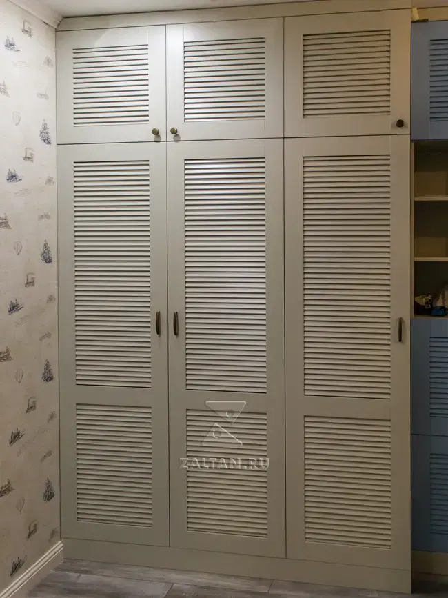 Реечный шкаф в детскую