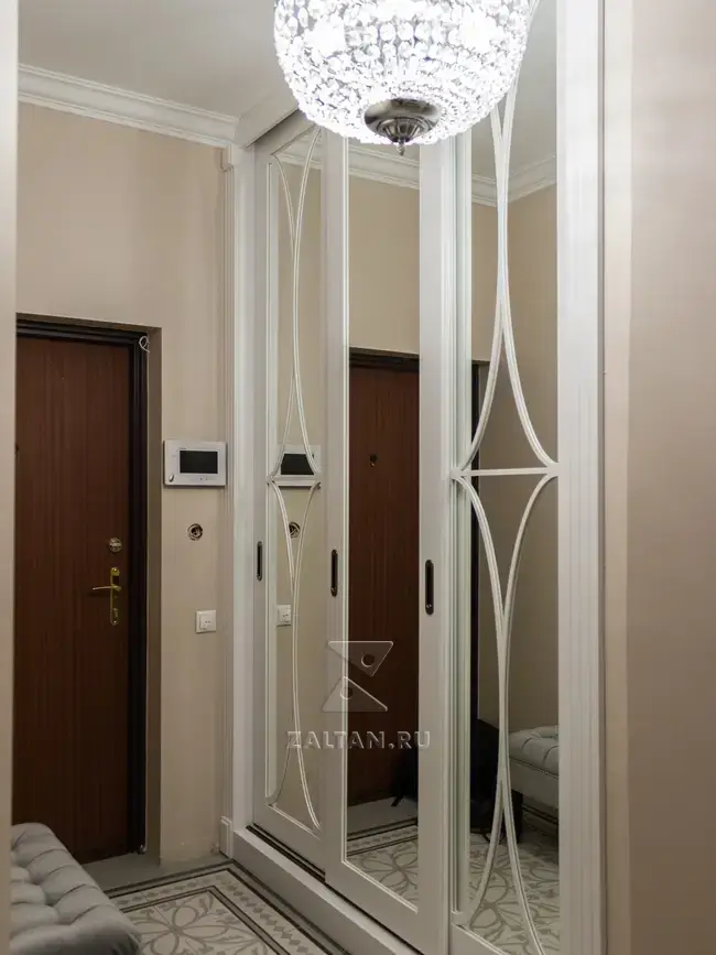 Белый встроенный шкаф-купе