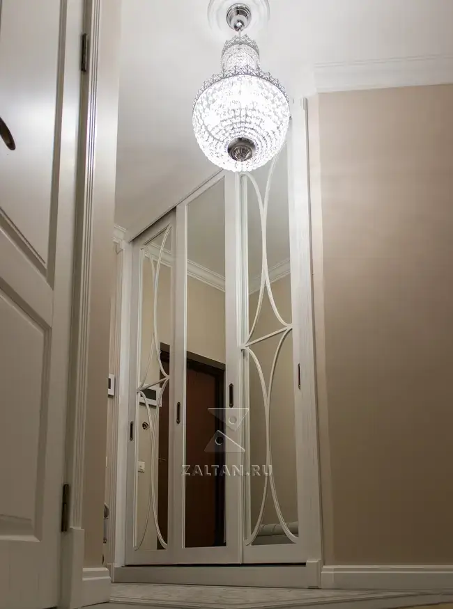 Шкаф-купе в прихожую неоклассика