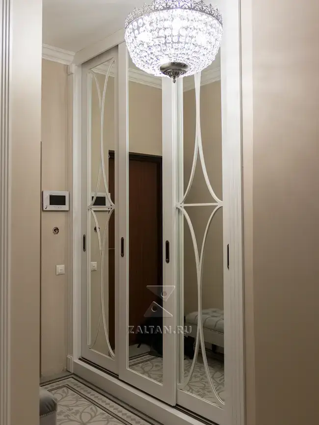 Встроенный зеркальный шкаф-купе