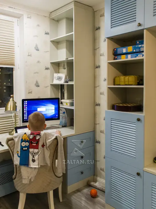 Рабочий стол у окна