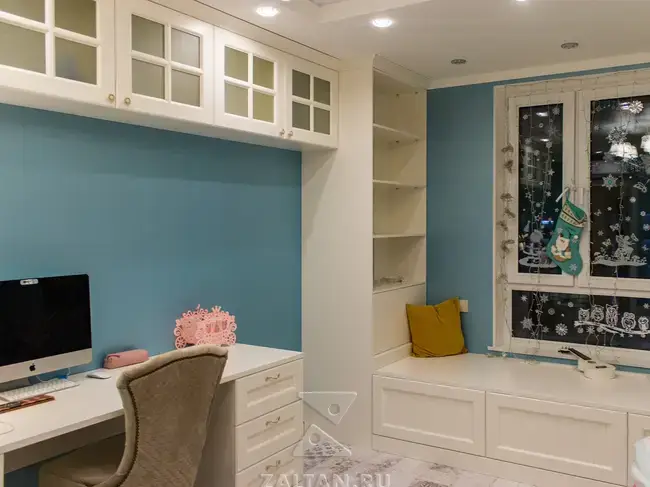 Мебель в детскую у окна