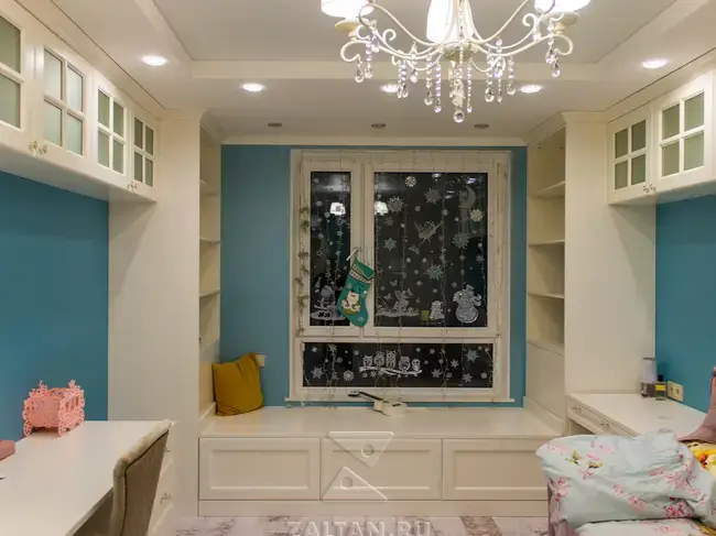 Шкафы вокруг окна в детской
