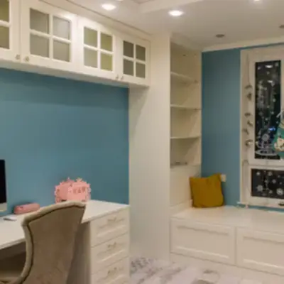 Шкафы вокруг окна в детскую