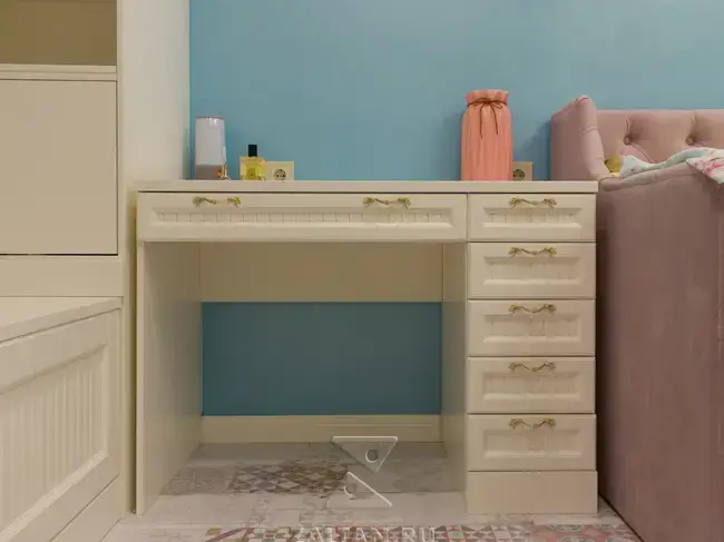 Макияжный стол в детской