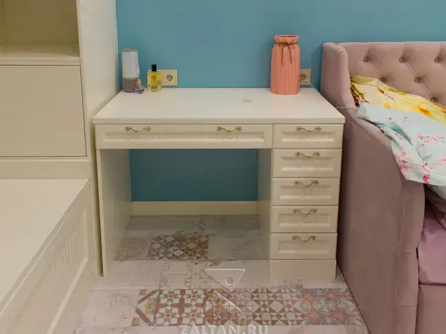 Стол для косметики в детской