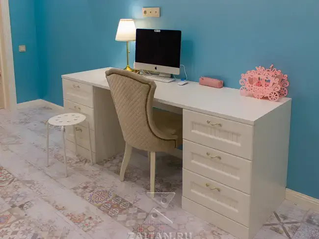 Стол с двумя тумбами в детскую