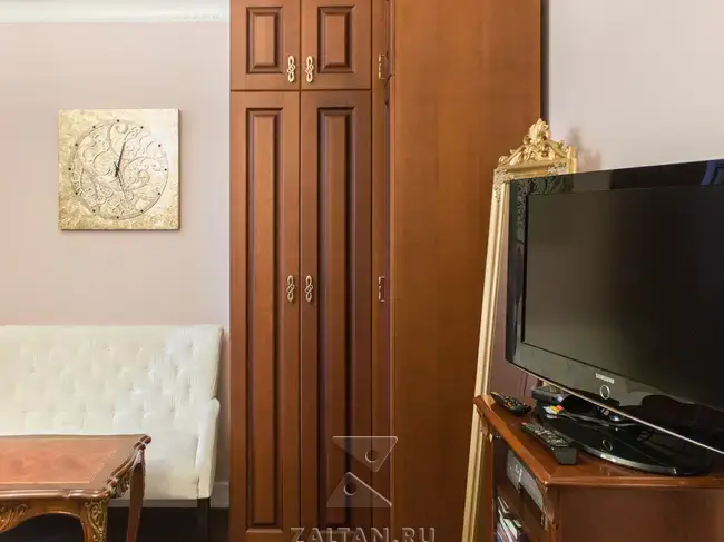 Шкаф в углу комнаты