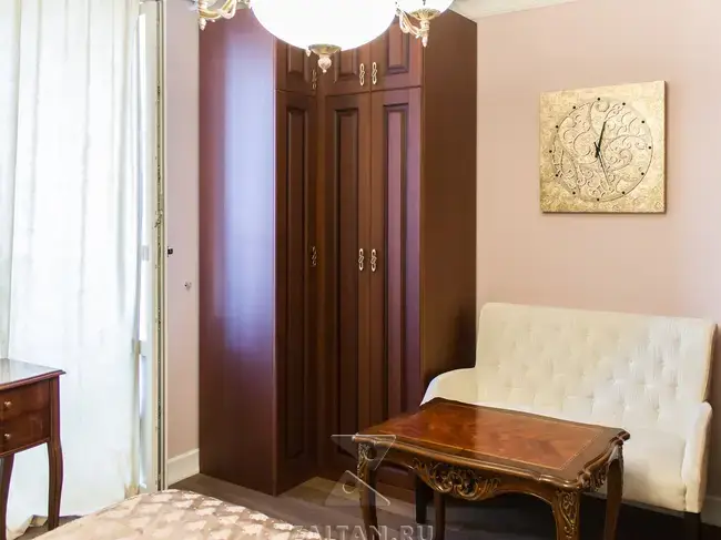 Угловой шкаф из шпона дуба