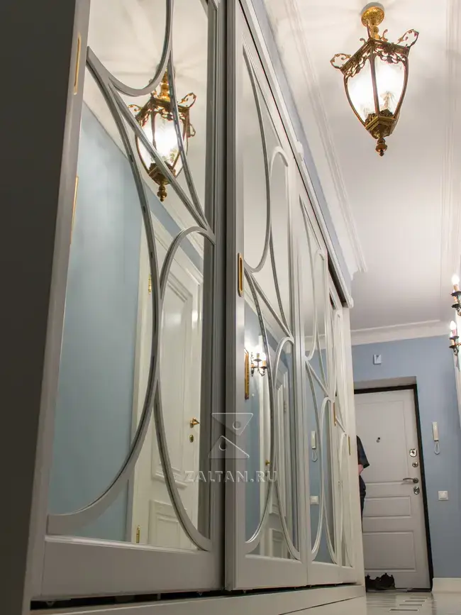 Зеркальный шкаф-купе с дугами