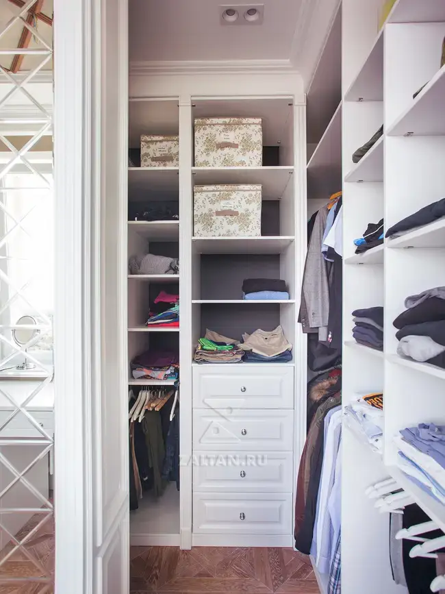 Стеллаж с комодом в гардеробной