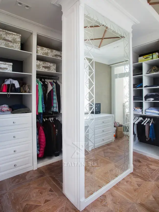 Зеркальный шкаф в гардеробной