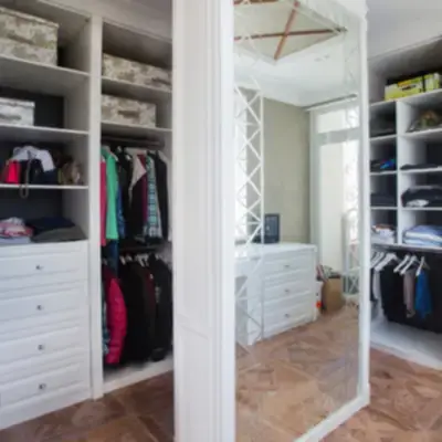 Гардеробная совмещённая с кабинетом