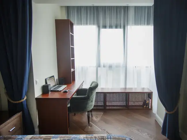 Рабочая зона в спальне у окна