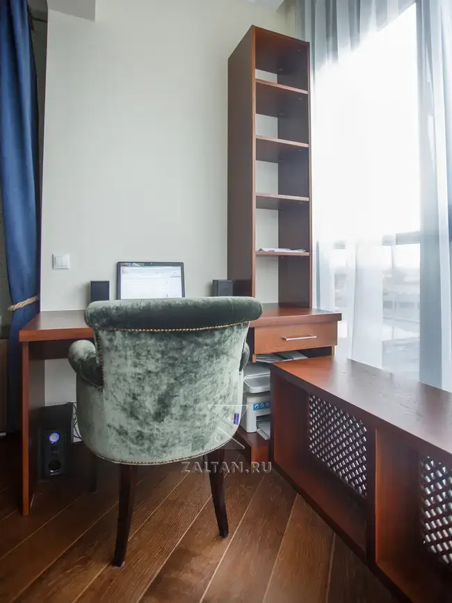 Рабочее место у окна из шпона