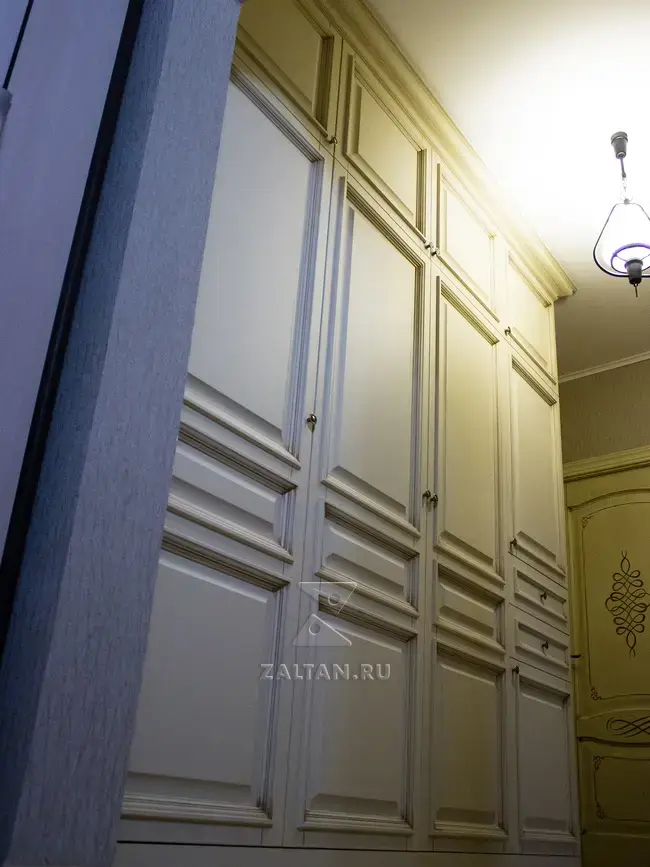 Белый шкаф в прихожую