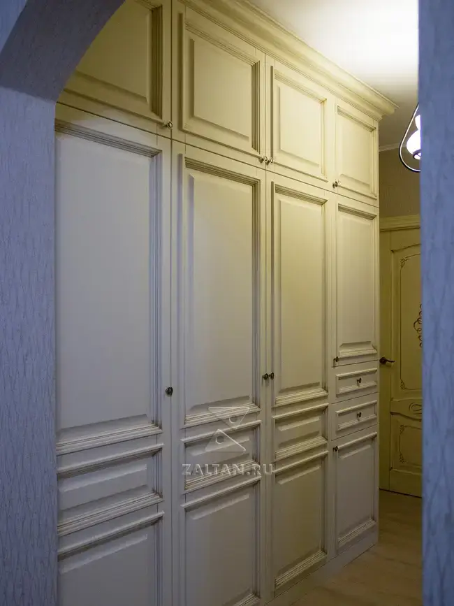 Классический шкаф в прихожую