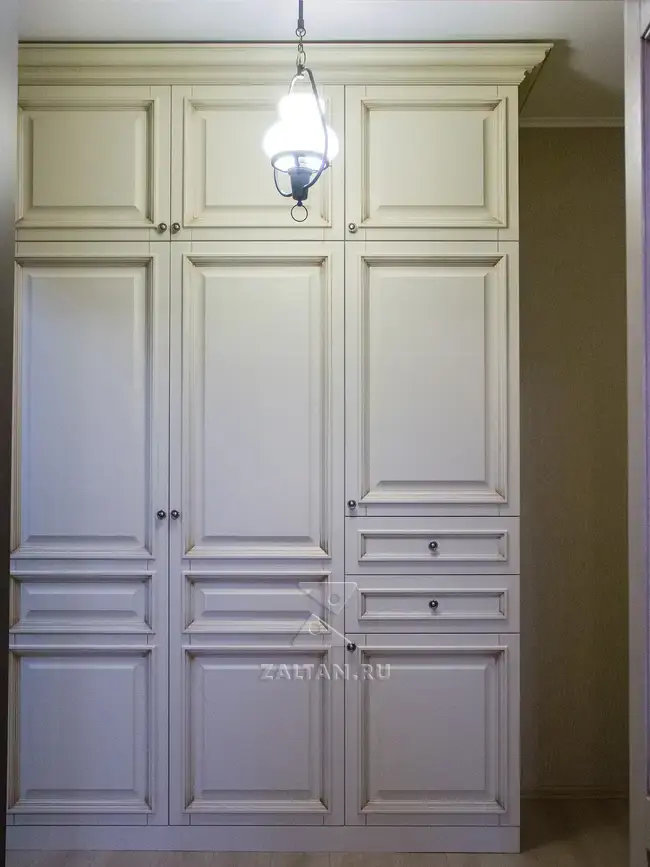 Распашной шкаф в холле