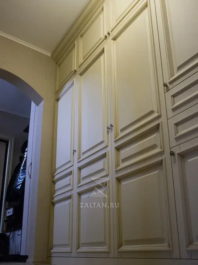 Шкаф с фрезерованными фасадами