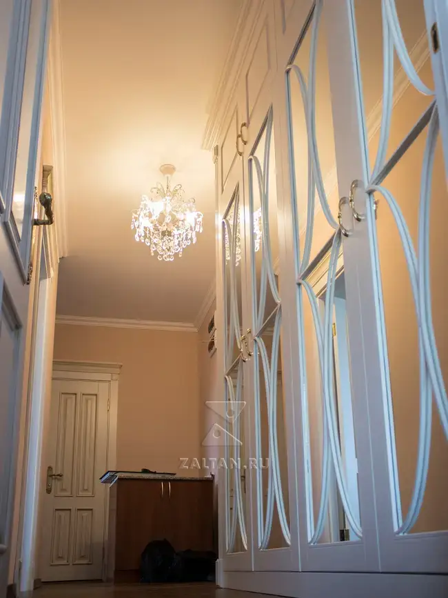 Белый зеркальный шкаф классика