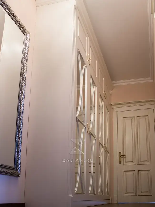 Шкаф в стиле неоклассика в прихожую