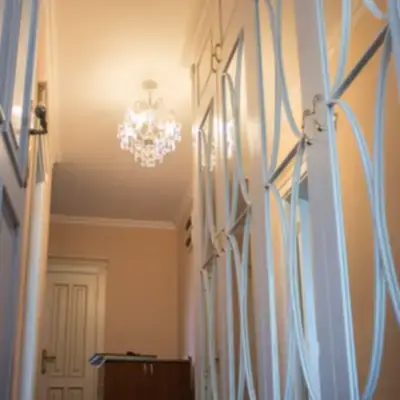 Корпусный шкаф в прихожую с дугами