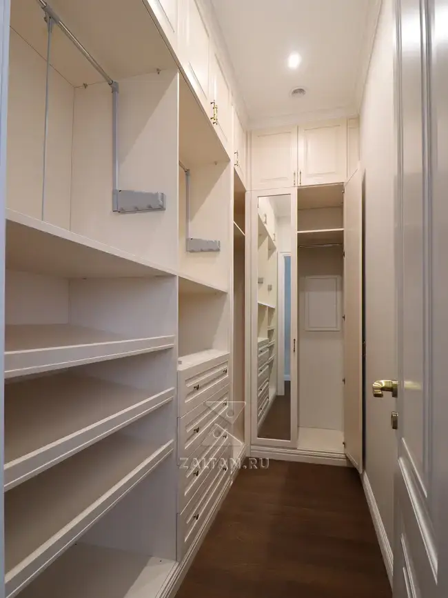 Большая гардеробная комната