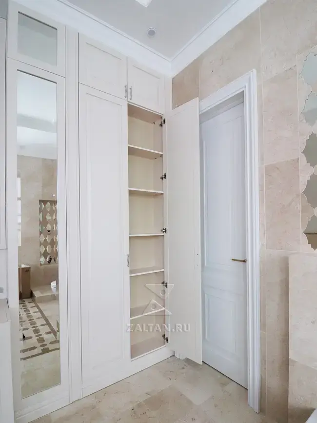 Классический шкаф в ванной