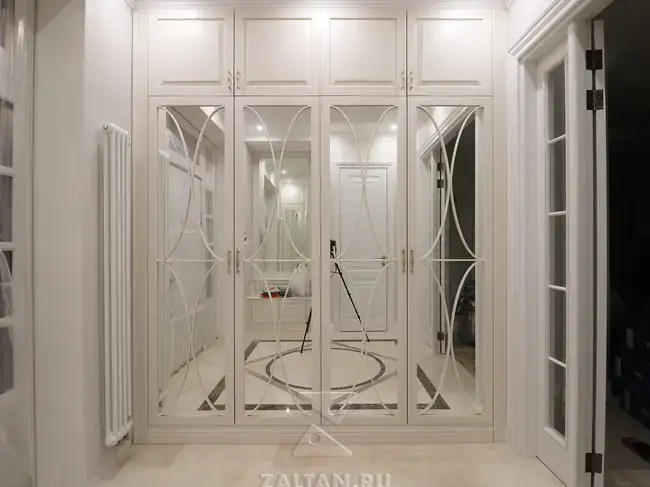 Белый зеркальный шкаф в прихожую