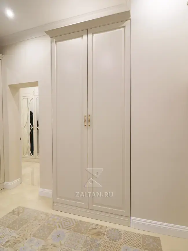 Двухдверный корпусный шкаф