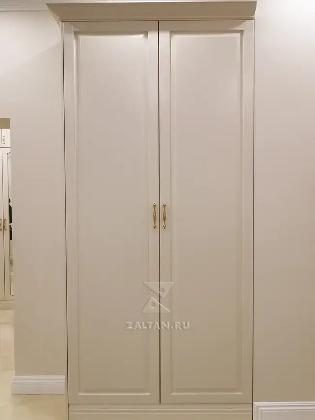 Классический распашной шкаф