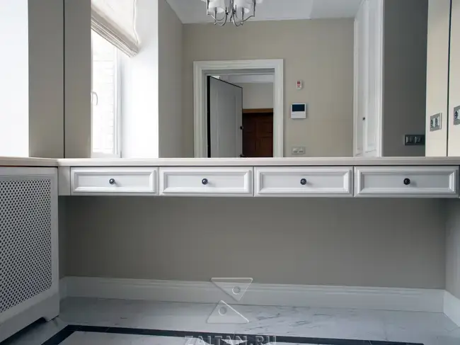 Тумба с ящиками в прихожей