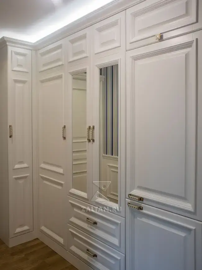 Угловой классический шкаф