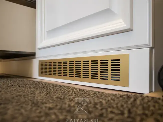 Вентиляционная решетка под холодильником