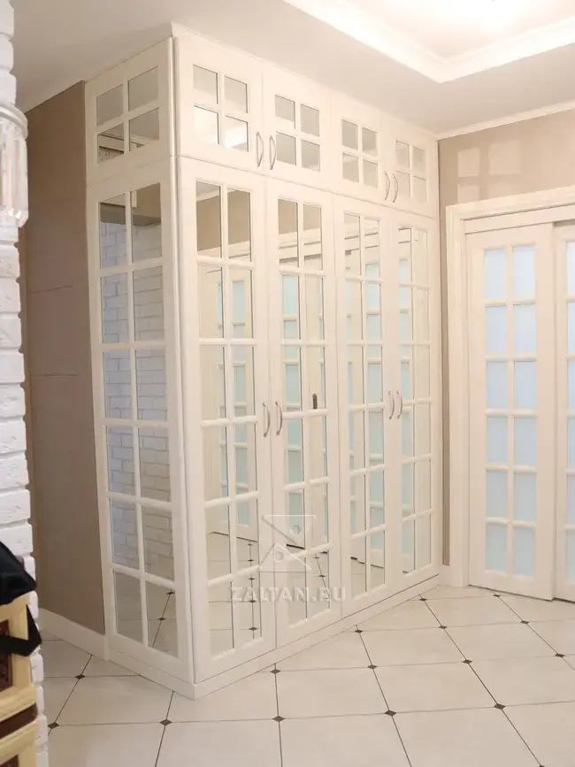 Белый зеркальный шкаф