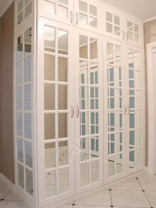 Шкаф в английском стиле в прихожей