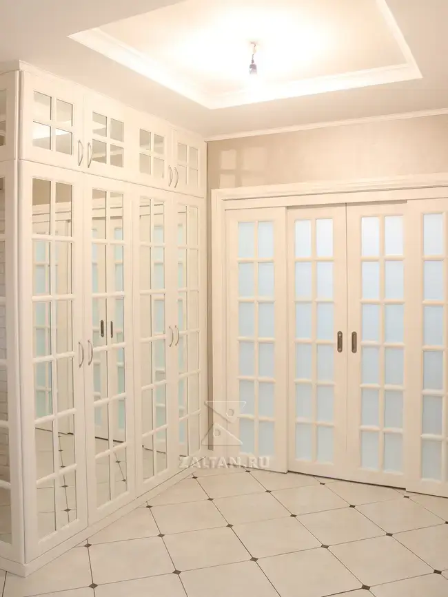 Зеркальный шкаф с английкой раскладкой