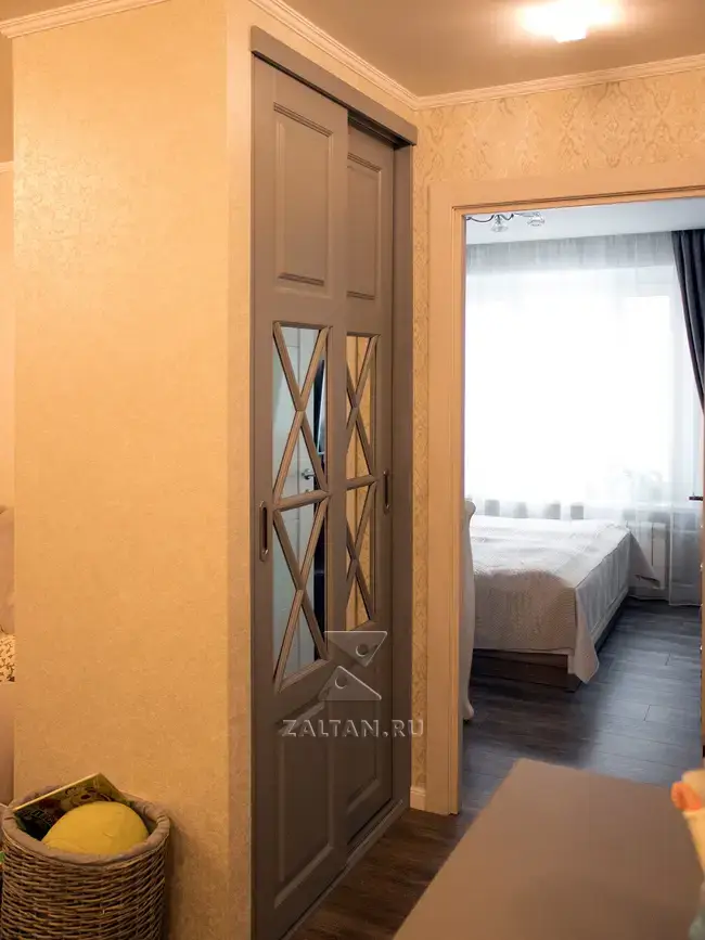 Встроенный шкаф-купе в коридоре