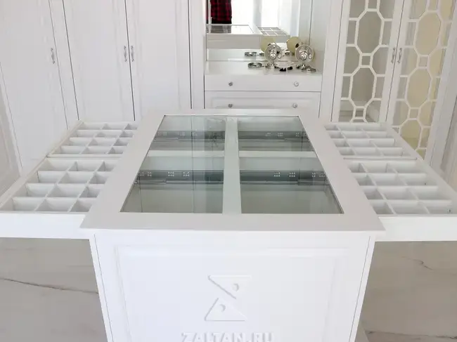 Белый остров в гардеробной