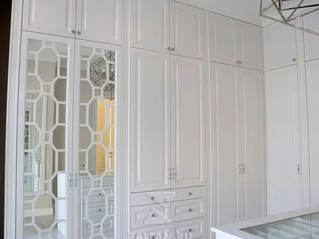 Большая гардеробная комната неоклассика