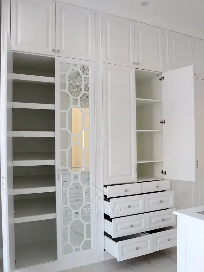 Наполнение шкафа полки и ящики