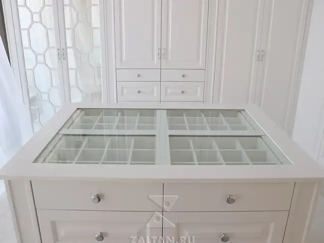 Остров с ячейками в гардеробной