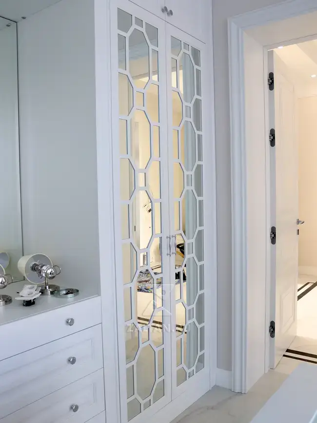 Зеркальный шкаф у входа в гардеробную