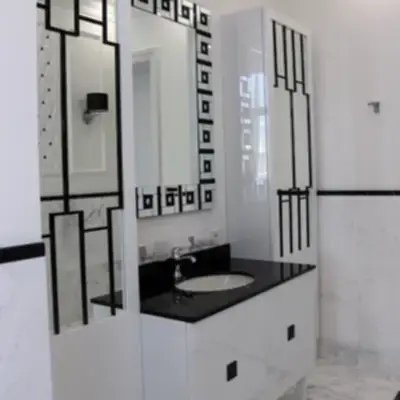 Глянцевая тумба и шкафы пеналы в ванную