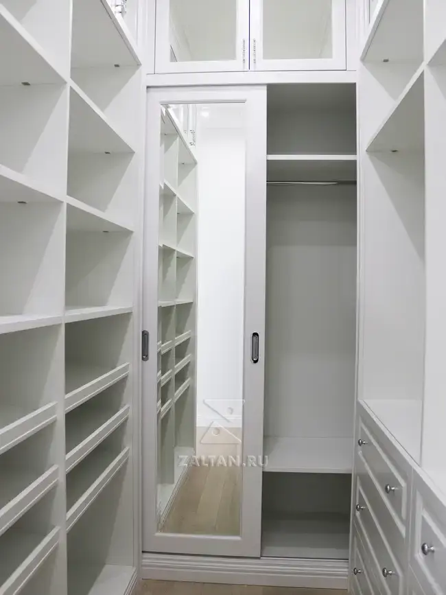 Дверь-купе в гардеробном шкафу